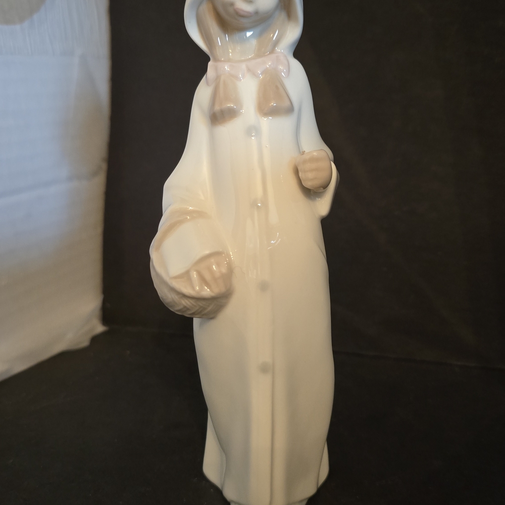 Lladro Cream Decor Accent Figurine - Picture 5 of 6